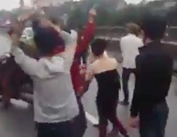 Nhay mua giua quoc lo, 7 thanh nien bi phat tien hinh anh
