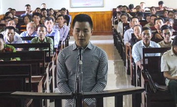 Co gai phai ngoi tu vi nho ban den giai quyet mau thuan hinh anh