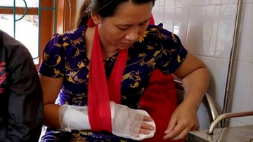 Khoi to thanh nien chem nhan vien y te vi bi tu choi truyen nuoc hinh anh