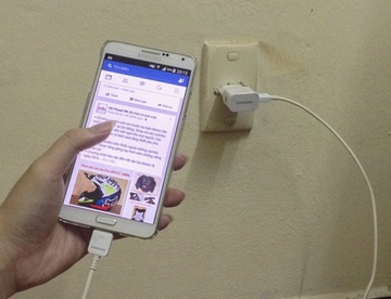 Nu sinh lop 9 bi dien giat tu vong khi sac dien thoai hinh anh