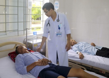 4 nguoi trong gia dinh nhap vien do an nam rung hinh anh