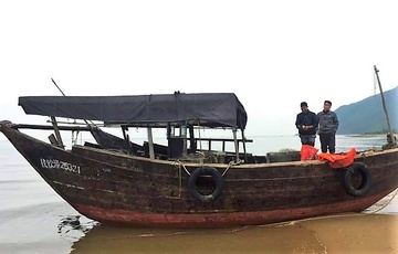 Tau go mang so hieu nuoc ngoai troi vao vung bien Ha Tinh hinh anh