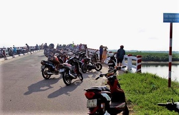Nam sinh bo lai xe tren cau roi nhay xuong song tu tu hinh anh