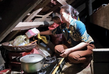 Dan 'ron lu' chuyen ban tho len gac nha, trang dem canh lu hinh anh