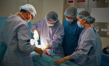 Hon 90 vien soi duoc lay ra bang noi soi laser hinh anh