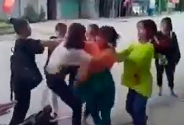 Nu sinh lop 11 bi nhom ban danh hoi dong hinh anh