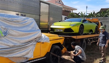 Tam giu 2 oto hang sang nghi nhap lau hinh anh