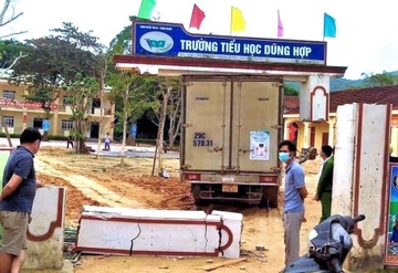 Oto tai keo sap cong truong hinh anh