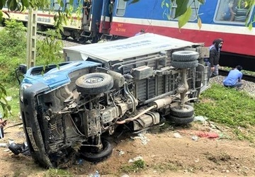 Tai xe thiet mang khi lai oto tai bang qua duong sat hinh anh