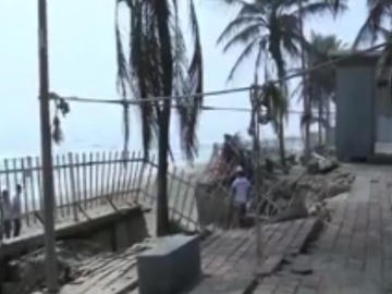 Cac bai tam o Da Nang tiep tuc bi sat lo nghiem trong hinh anh
