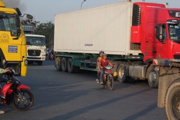 Xe may 'cat dau' container gay tai nan hinh anh