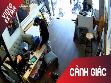 Thanh nien cuom 2 dien thoai cua cua hang nhu nguoi trong nha hinh anh