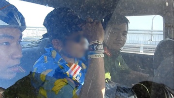 Hon 100 nguoi cuu thanh nien leo len cau Da Nang quay video cau like hinh anh