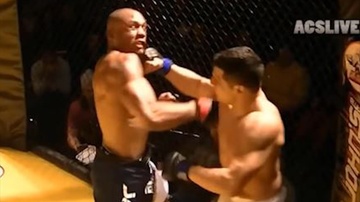 Hai vo si MMA deu bi ha guc sau khi dam vao mat nhau hinh anh
