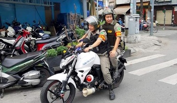 Ban bao ve dan pho duoc trang bi ao chong dan o TP.HCM hinh anh