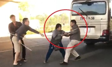 Lai xe danh nhau giua duong vi gianh khach hinh anh