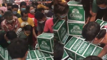 Dan Thai Lan chen chuc di mua bia sau khi lenh phong toa duoc go bo hinh anh