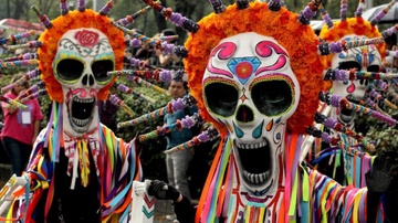 Nguoi dan Mexico hoa trang mat dau lau xuong duong dieu hanh hinh anh