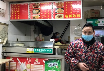 Chu tiem mi o Vu Han hanh phuc khi cua hang mo cua lai sau 2 thang hinh anh