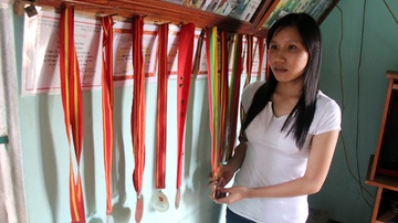 Mat khong nhin thay, van tu tin di tren con duong hinh anh