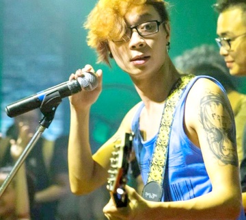 Chang trai tu choi ke nghiep gia san, bo hoc theo rock hinh anh