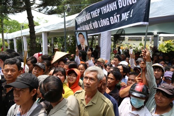 Hang nghin nguoi dan xep hang vieng mo ong Sau Khai hinh anh