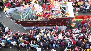 Dan dung kin 2 ben duong xem ruoc kieu Ba Thien Hau hinh anh