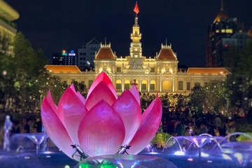 Khanh thanh dai phun nuoc tren pho di bo Nguyen Hue hinh anh