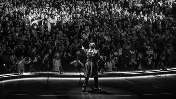 Elton John ‘boc tran’ qua khu den toi va con duong vinh quang gai goc hinh anh