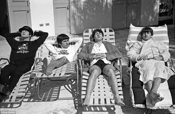 Loat nhan vat ben le he lo goc khuat cua The Beatles thoi ky dinh cao hinh anh