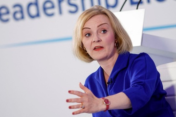 Gioi xuat ban Anh keu goi ba Liz Truss bo thue VAT cho sach noi hinh anh