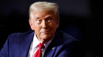 Xuat ban toan cau 'rung dong' truoc thue buu kien cua ong Trump hinh anh