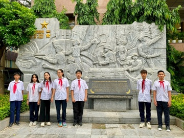 Nhom hoc sinh 13-14 tuoi viet sach 'Nhung dau chan lich su' hinh anh