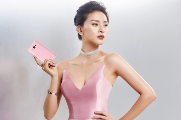 Ngo Thanh Van khoe ve goi cam trong bo anh moi hinh anh