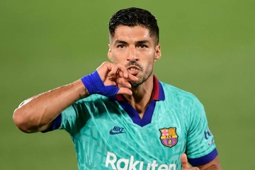 Luis Suarez co mat o Italy hinh anh