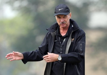'HLV Alfred Riedl luon noi khong duoc bo cuoc' hinh anh