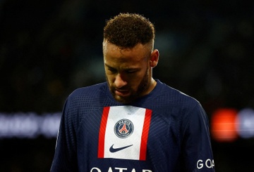 Neymar bo ve giong Ronaldo hinh anh