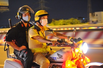 Canh sat TP.HCM tuan tra chong dua xe trong thoi gian cach ly xa hoi hinh anh