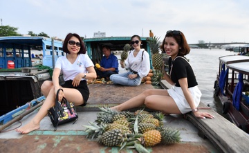 Ban trai cay luu dong o cho noi Cai Rang hinh anh