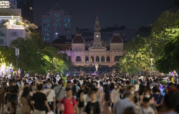 Pho di bo Nguyen Hue dong nghit nguoi ngay cuoi tuan hinh anh