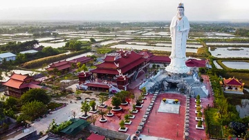 Can canh ngoi chua xay bang go lon nhat mien Tay hinh anh