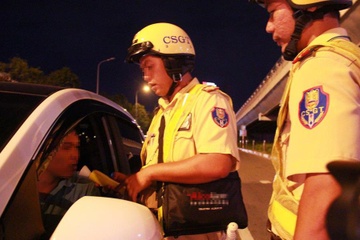 CSGT bi tan cong khi kiem tra nong do con hinh anh