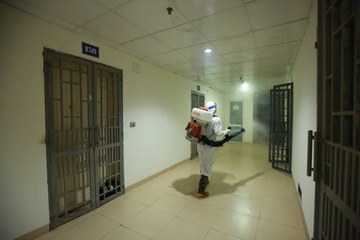 Ha Noi phong toa khu chung cu co gan 500 ho dan hinh anh