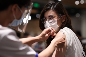 Dia phuong nao duoc uu tien tiem vaccine Covid-19? hinh anh