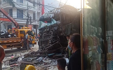 Vu xe container lao len via he: Tai xe khong vi pham toc do hinh anh