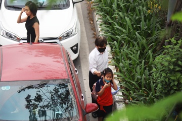Duong un tac, phu huynh bo xe dua hoc sinh qua tham co vao lop hinh anh