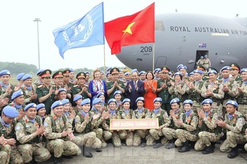 'Nu quan nhan Viet Nam la diem sang tai cac phai bo' hinh anh