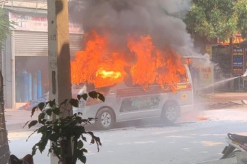 Xe cuu thuong boc chay, benh nhan phia trong bi bong nang hinh anh