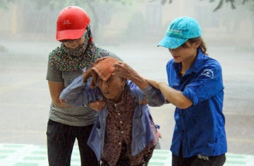 Dua nguoi gia, tre em o xom oc dao chay bao so 10 hinh anh