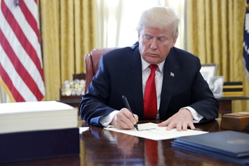 Dinh cao va vuc sau kinh te cua Tong thong My Donald Trump hinh anh